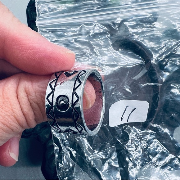 Men's Silver Tribal Pattern Ring Size 11 Costume Jewelry - Picture 3 of 5
